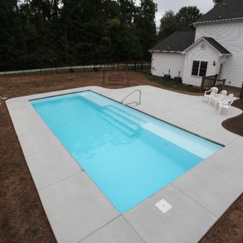 The Grand Manhattan is a beautiful rectangle pool with a very convenient elongated bench seat! This seating arrangement is becoming very popular and lots of home owners enjoy the increased relaxation areas it provides.