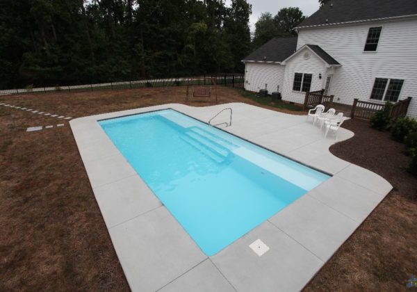 The Grand Manhattan is a beautiful rectangle pool with a very convenient elongated bench seat! This seating arrangement is becoming very popular and lots of home owners enjoy the increased relaxation areas it provides.