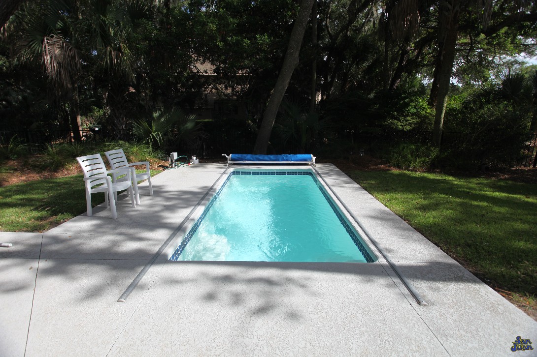 The Cyberlane is a petite fiberglass swimming pool with a modern rectangular design. This fiberglass pool ships with an optional attached spa. We provide you with options so you can maximize your outdoor living space with areas you want to use!