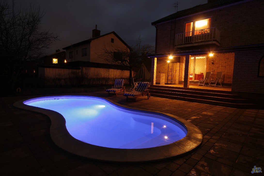 The Cocoa Beach is a traditional figure-8 layout with beautiful curves & petite size. This fun fiberglass pool is perfect for your home and will fit nearly any backyard! Light it up at night for a stunning display and elegant allure!