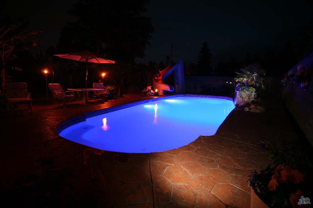 The Savannah Deep is an elegant fiberglass swimming pool. It sports an 8' deep end and an overall length of 32' 6". For deep end divers, the Savannah Deep is perfect! It gets deep very quickly and provides ample space for water games.