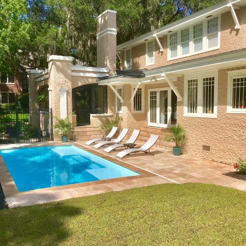 The Broadway is an elegant & modern fiberglass pool design. It comes standard with a maximum depth of 4' and two tanning ledges that are 8.5" deep.